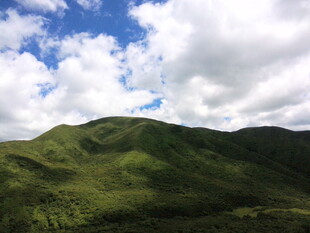 青山蓝天间的自然美景