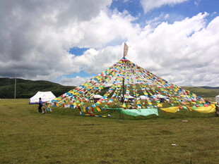 草原上的多彩经幡帐篷