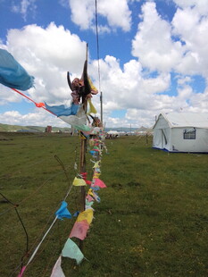 草原上的彩色经幡与人物