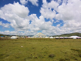 草原上的蒙古包与蓝天白云