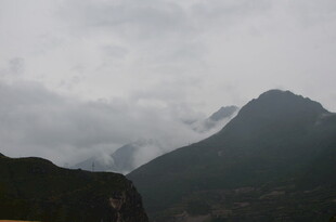 云雾缭绕的山峦美景