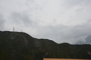 云雾缭绕的山峦景观