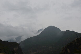 云雾缭绕的巍峨山峰