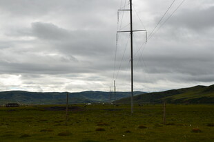 草原上的高压输电塔