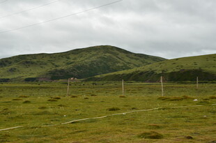 草原山丘间的围栏景致