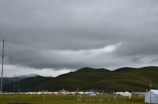 山间阴云下的设施场景