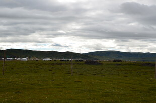 草原风光 远山与阴云