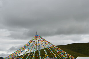 草原上的彩色经幡