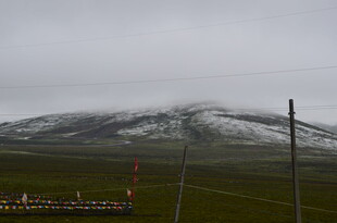 云雾缭绕的山峦景色