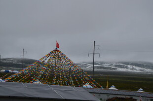 草原上的锥形彩色帐篷