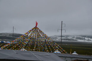 草原上的彩色经幡景观