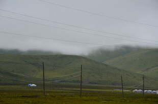 云雾缭绕的山间景色