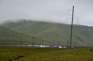 草原山间的输电线路景观