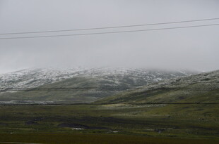山间云雾缭绕的雪景