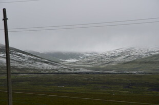 山间雪景与电线