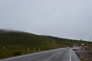 雨中公路 远山近景