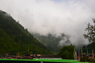 山间云雾缭绕的美丽村落