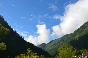 青山蓝天间的秀丽山谷