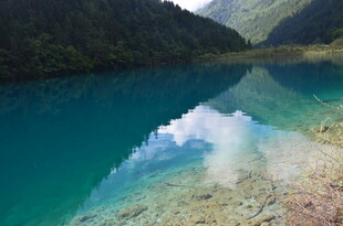 梦幻蓝湖映山峦