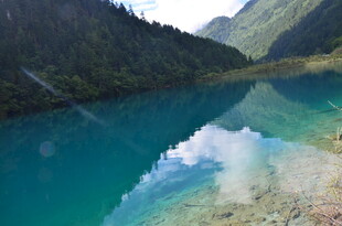 梦幻蓝湖映山峦