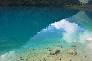 清澈湖水倒映蓝天白云