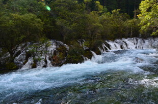 山间溪流奔腾的自然美景