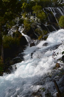 山间湍急溪流瀑布景观