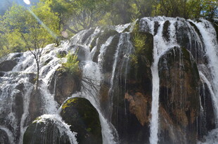 壮观山间瀑布景观