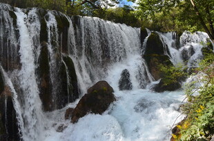 山间瀑布水流奔腾景象