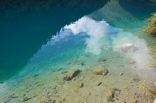 清澈水底与水面倒影美景