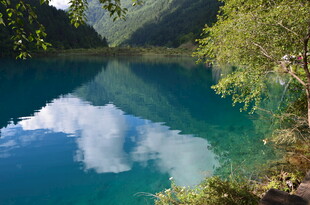 梦幻蓝湖映白云