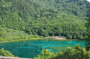 青山环绕的碧绿湖泊