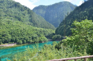 青山绿水间的澄澈河流