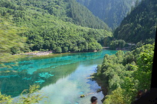 青山绿水间的幽蓝河谷