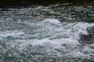 湍急溪流中的白色浪花