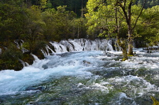 山间溪流瀑布自然美景