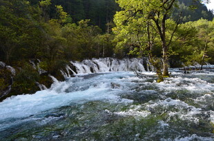 山间溪流瀑布自然美景
