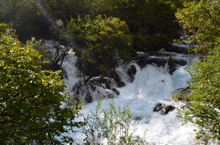 山间湍急溪流瀑布景观