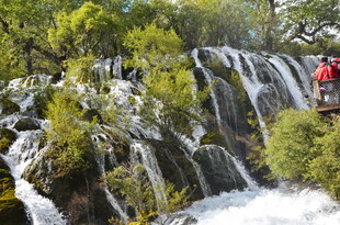 山间瀑布美景 游人观景