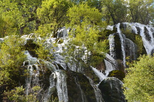 山林间的壮美瀑布景观