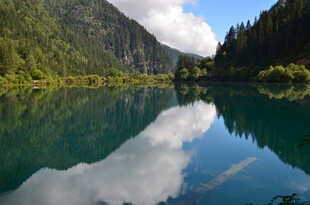 静谧山水湖景 映蓝天白云