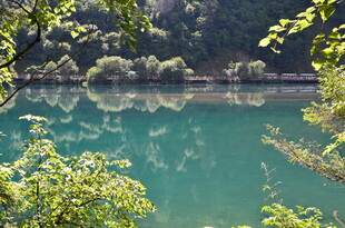 青山绿水间的静谧湖泊