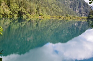 青山绿水间的静谧幽蓝湖泊