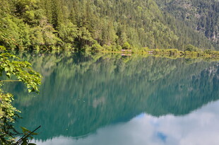 青山绿水间的静谧湖泊