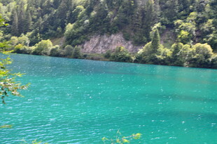 碧绿湖水与葱郁山林美景