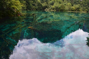 清澈如镜的幽美山间湖泊