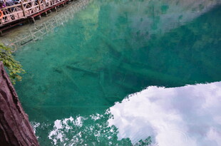 清澈湖水与蓝天白云美景