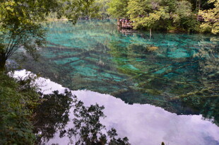 清澈碧绿的山间幽美湖泊