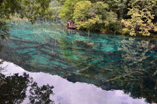 清澈湖景中的静谧小船