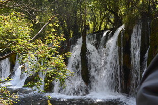 山林间的壮美瀑布景观